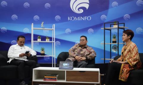 Ketua Bawaslu Rahmat Bagja (tengah) saat menjadi narasumber dalam diskusi Mengawal Rekapitulasi Penghitungan Suara Pemilu 2024, yang diselenggarakan oleh Forum Merdeka Barat 9, di Jakarta, Rabu, (13/3/2024).