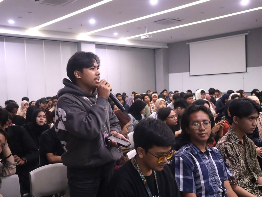 Seorang mahasiswa JGU sedang bertanya 