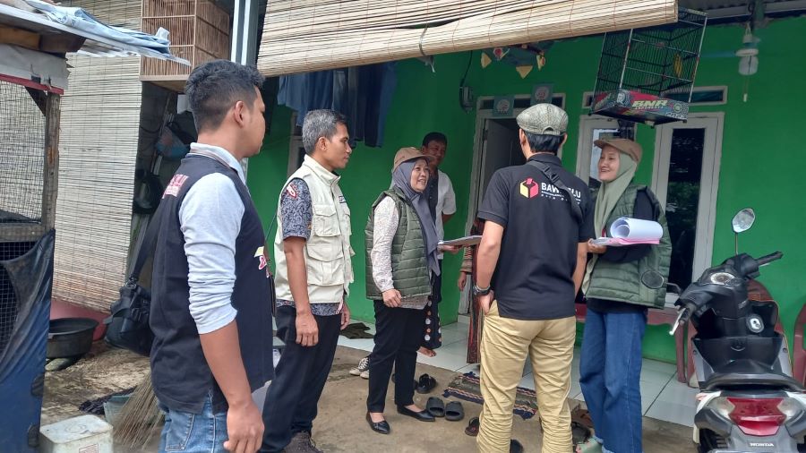 Patroli Pengawasan Hak Pilih Bawaslu Depok dan Panwascam Bojongsari Saat Pengawasan Coklit oleh Pantarlih di Salah Seorang Rumah Warga Kecamatan Bojongsari, Jumat (28/06/2024)