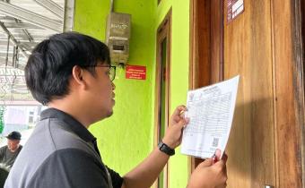 PKD Jatimulya, M. Syafei saat melakukan uji petik di salah satu rumah warga TPS 02 di Kelurahan Jatimulya, Sabtu (29/06/2024)